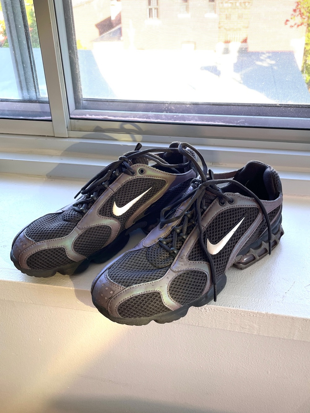 Nike Men’s Black and Gray Mesh Athletic Sneakers